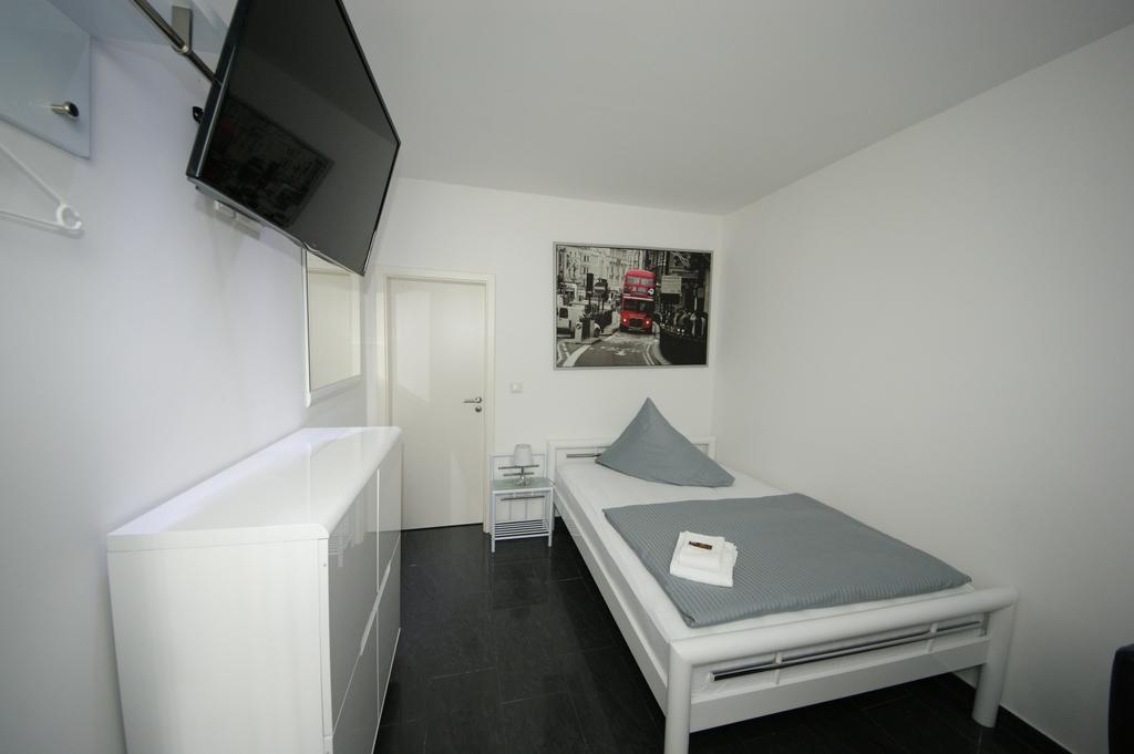 Hotel Am Rosenplatz,24 Stunden Check In, Kostenfreie Parkplaetze Brechtorf Стая снимка